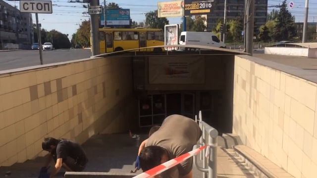 В Мариуполе арендаторы ремонтируют городской подземный переход смотреть онлайн
