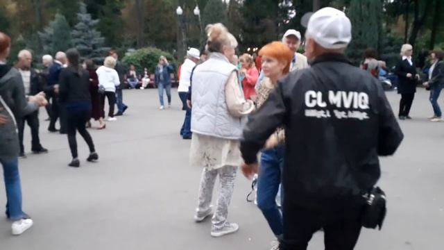 БЕГИ!???/ТАНЦЫ В ПАРКЕ ГОРЬКОГО ХАРЬКОВ СЕНТЯБРЬ 2021 смотреть онлайн