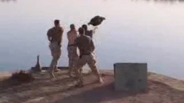 Солдатики развлекаются смотреть онлайн