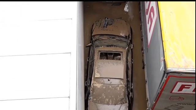 Mercedes S Class being pulled of pile of vehicles Stranded in Germany Flood смотреть онлайн