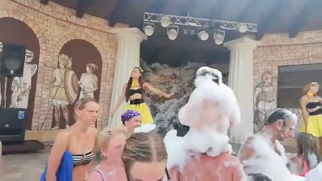 Пенная вечеринка в аквапарке смотреть онлайн