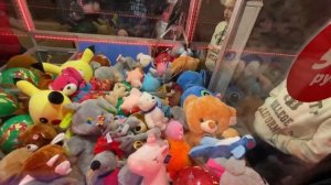 Играю в САМЫЙ БОЛЬШОЙ автомат в мире ХВАТАЙКА ! Подарил подписчику мяч !