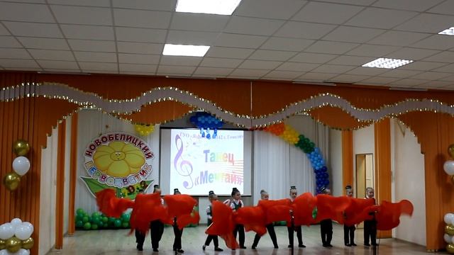 Танец с веерами "Мечтай", сад 142 смотреть онлайн