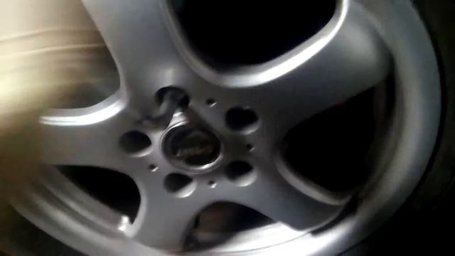 Installing Summer wheels on my Mercedes W210/ Ставлю летние колёса смотреть онлайн