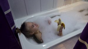 СПАЛИЛ СЕСТРУ В ВАННОЙ С БАНАНОМ! ЧТО ОНА ТАМ ДЕЛАЛА?! СЕСТРА ЕСТ В ДУШЕ? ЭТО НЕ ПРАНК, А ВЛОГ