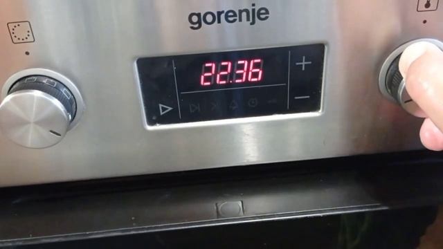 Картофель с кусочками мяса запечённый в духовке и салат с молодой капусты.