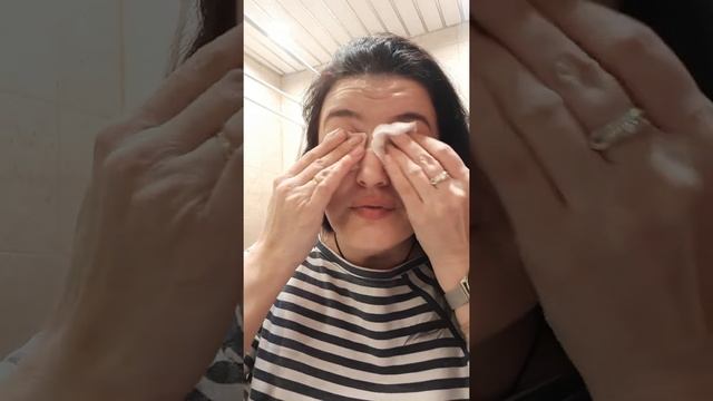 Снятие макияжа двуфазным средством для снятия макияжа с глаз и губ смотреть онлайн