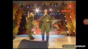 Идет солдат по городу