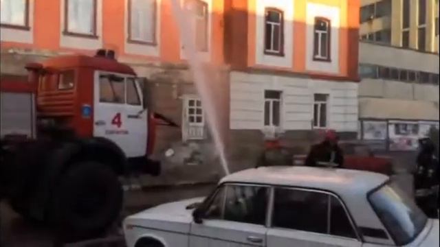 в центре Саратова горит дом смотреть онлайн
