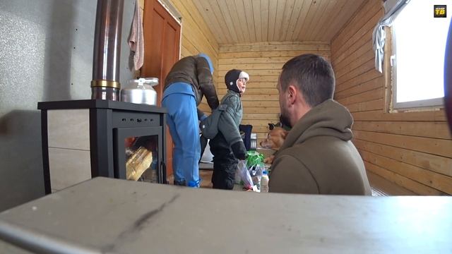 ШАШЛЫК ЗИМОЙ НА ДАЧЕ | Наш дом в СНТ замерз | Снега по колено | Растопили печь камин, ЧАЙ на огне | смотреть онлайн