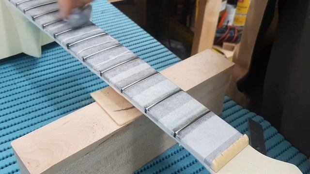 Акустическая гитара Martinez FAW702. Настройка, мелкий ремонт, чистка и смазка колков. смотреть онлайн