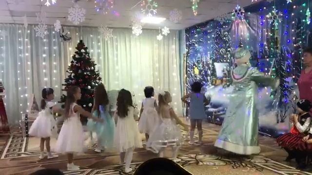 Новогодний танец снежинок старшая группа смотреть онлайн