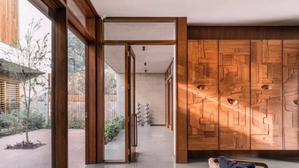 Contemporary Home, A Courtyard Haven Weaving Indoors and Outdoors in Harmony