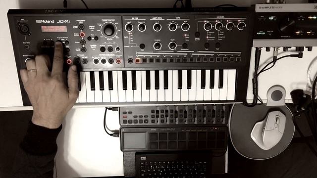 LOOKING FOR LOVE (TOM HOOKER) Synth Cover - Roland JD-Xi смотреть онлайн