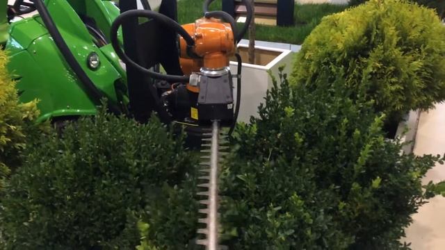 Демонстрация новой машины для стрижки кустов и деревьев смотреть онлайн