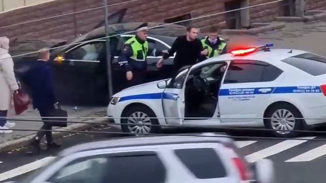 Во Владимире в здание школы врезался «Мерседес» смотреть онлайн