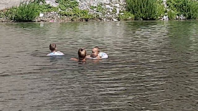 Река Зилим, бултыхаемся в воде. смотреть онлайн