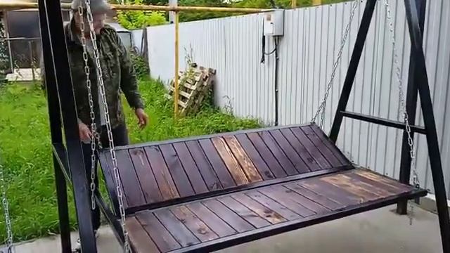 Садовые качели с раскладной спинкой и детской качелей. Garden swing with folding back. смотреть онлайн