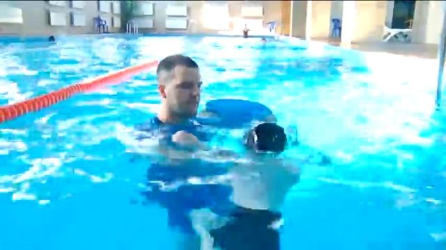 «Седьмой лепесток»: Плавание в бассейне помогает особенным детям стать сильнее смотреть онлайн
