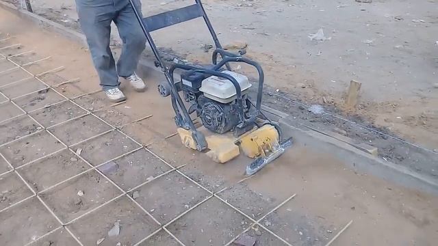 Трамбовка грунта под укладку брусчатки. Виброплита TSS-WP90TL смотреть онлайн