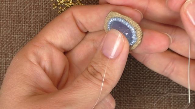 Как обшить страз бисером // How to sheathe rhinestones beads смотреть онлайн