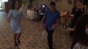 Цыгане красиво танцуют на празднике