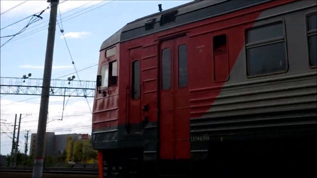 ЭТ2М-053 подъезжает к станции Колпино смотреть онлайн