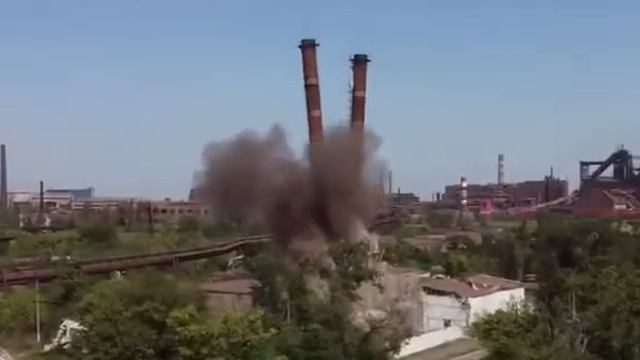 В Мариуполе инженеры демонтировали подрывом поврежденные трубы котельной, под новое строительство смотреть онлайн