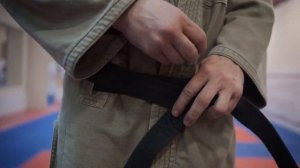 Учимся правильно завязывать пояс. Способ двумя треугольниками.