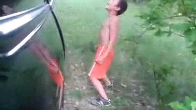 маленький мальчик из Молдовы зажигает..... смотреть онлайн