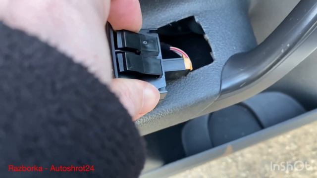 Снимаю кнопки Volkswagen Caddy 2012 год Как снять кнопки стеклоподъёмников левой двери ? смотреть онлайн