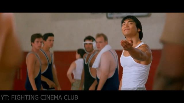Брюс Ли проучил выскочку в тренажерном зале в фильме Дракон: История жизни Брюса Ли (1993)