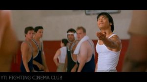 Брюс Ли проучил выскочку в тренажерном зале в фильме Дракон: История жизни Брюса Ли (1993)