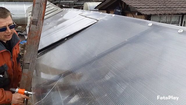 установка поликарбоната на крышу теплицы