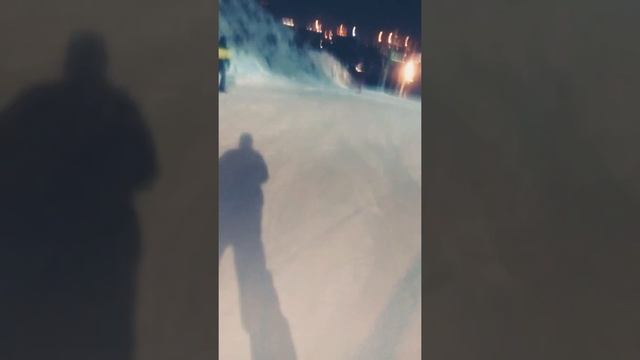 Жёсткое падение на лыжах . ( сломал одну лыжину ! ) . смотреть онлайн