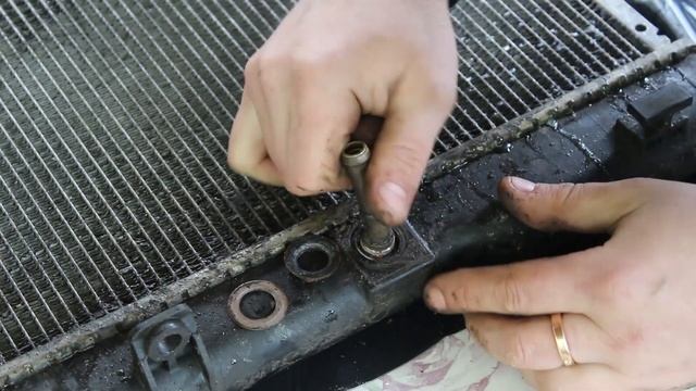 Старый радиатор на mazda 6 gg осмотр,попытался разобрать. И подготовка нового... смотреть онлайн