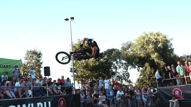 The BOWL (BMX Final Highlight) смотреть онлайн