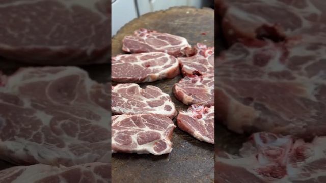 РУБКА МЯСА И ПОЛУЧИЛИ КРАСИВЫЕ КУСКИ СВИНОЙ ШЕИ ??? Топор тел 89150489904Семён , +79187847333Ватсап