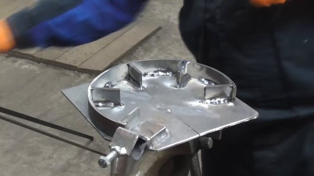 КАК СОГНУТЬ НА РЕБРО ПРОФТРУБУ? Кольцо ИЗ ПРОФТРУБЫ на САМОДЕЛКЕ. Холодная ковка! СТАНОК? смотреть онлайн