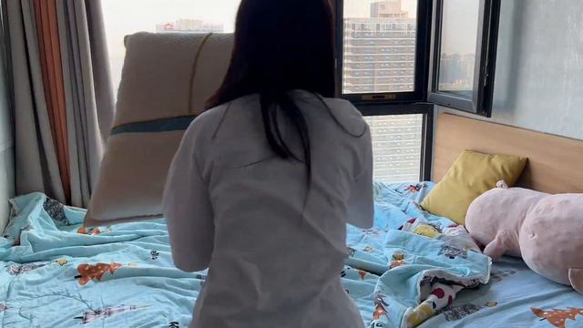 阿乐不吃早餐经常胃疼，女朋友心疼的不得了，一大早起来给做早餐 смотреть онлайн