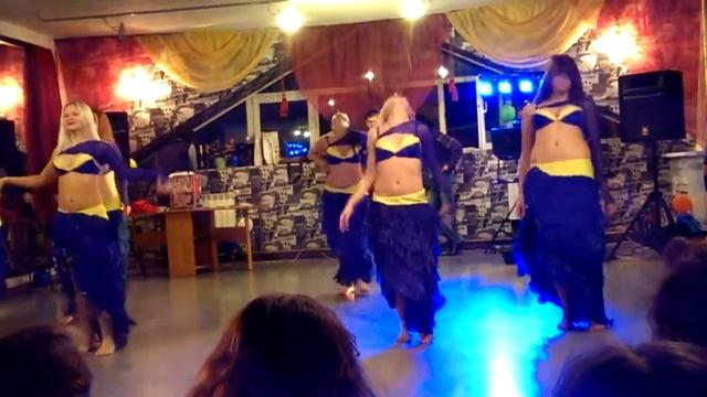 Юлиана Денс.Зажигательный восточный танец. Группа. смотреть онлайн