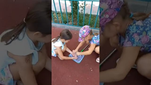 Как девчонки ловили бабочку )) смотреть онлайн