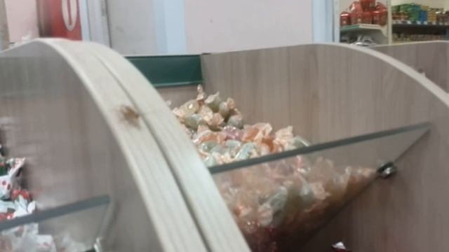 Таракан в супермаркете КОМАНДОР. Красноярск. Не только бешеные цены, но и антисанитария! смотреть онлайн
