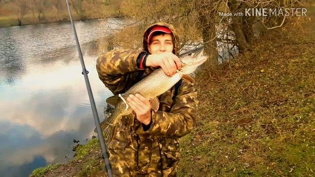 Рыбалка на Москве реке, Рублево Успенское шоссе. Щука 2.5 кг! смотреть онлайн