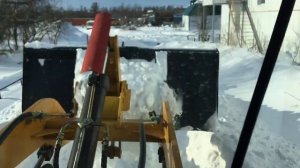 Китайский погрузчик. Толкаем снег.