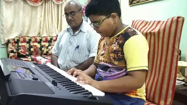 Bachelor boy of Sir cliff Richard played on yamaha psr e453 смотреть онлайн