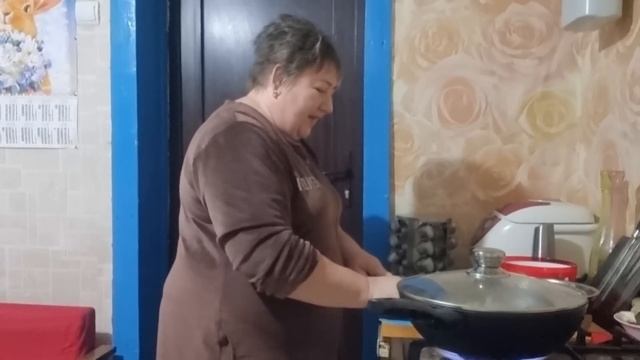 Готовим свинину кусочками.Жарим грибы с луком. смотреть онлайн