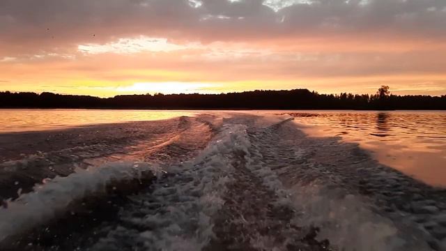 Игра воды и света на озере, заходящим вечером солнцем смотреть онлайн