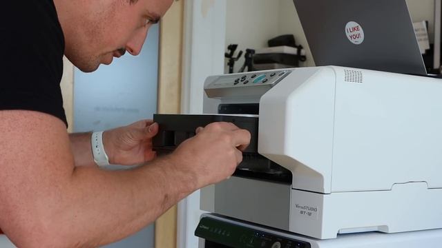 This machine can print ANY t-shirt design in seconds! (Roland VersaStudio BT-12) смотреть онлайн