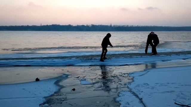 Провалился под лед :) смотреть онлайн